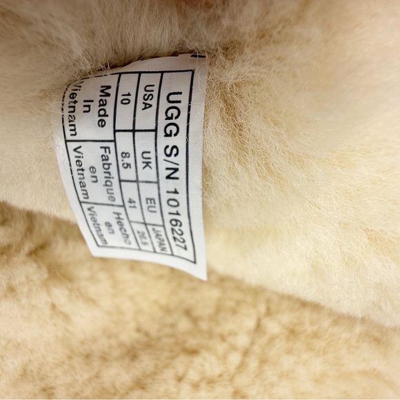 UGG Bailey Button Triplet ll Tan Winter Boots with Sheepskin Lining size 10 - Picture 8 of 15